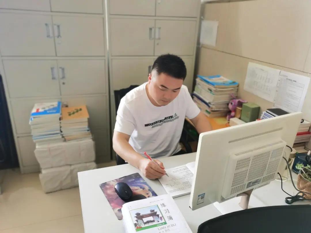 高二级部优秀班主任---刘鹏